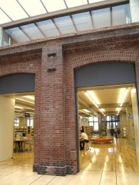通称「赤れんが図書館」！