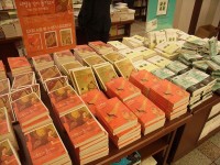 日本人作家の本がやたら多い。（写真は村山由佳の新刊）