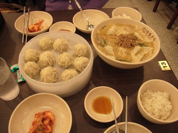 人気のランチだが、聚泉楼の方がうまい！明洞餃子は手軽でいいけど。