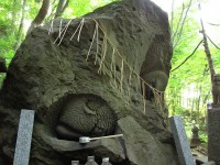 太陽と月の石。どうやらこの周辺には、いろいろな古事記に出てくる神様の石があるようす